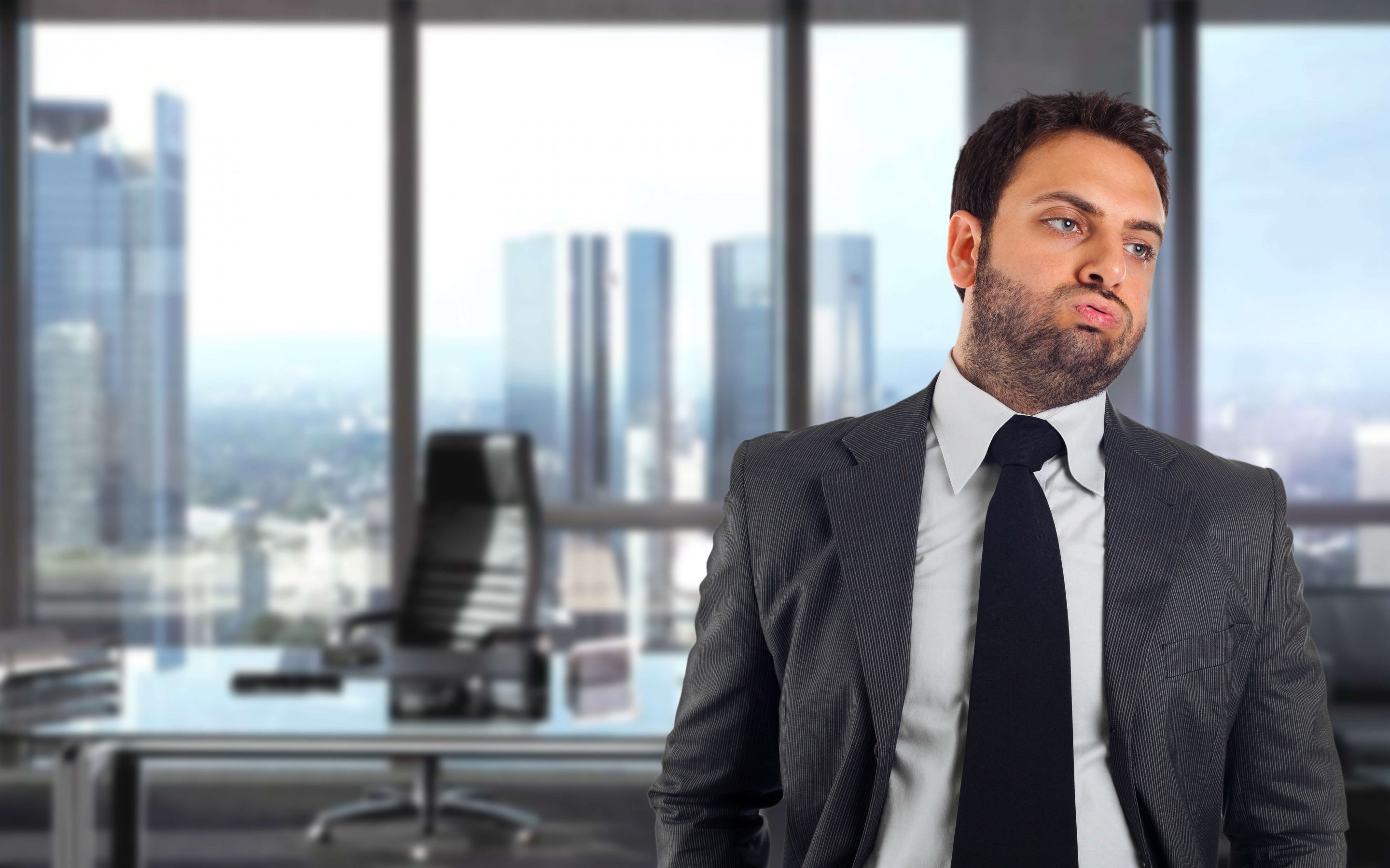 Employee-Disengagement-Factors-What-to-Do picture of a disengaged employee who represents 1 of the employee disengagement factors